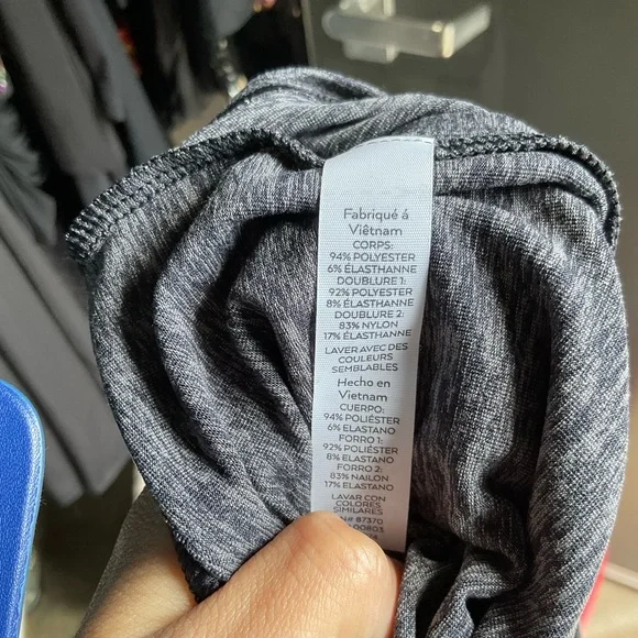 ALO  YOGA TWO PC SET SIZE LARGE TOP AND LEGGINGS - Picture 12 of 16